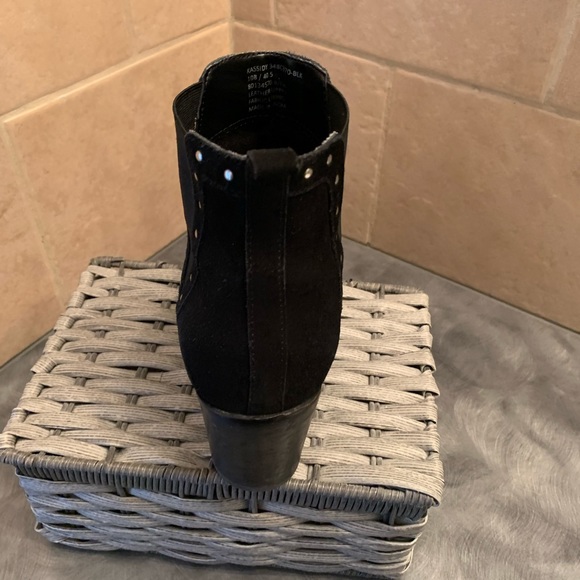 BCBG booties with studs - Picture 7 of 10